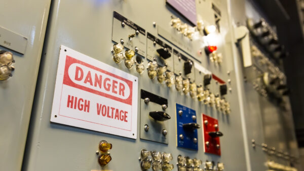 Jak instalować na statku szafy sterownicze, rozdzielnice okrętowe oraz inne urządzenia?