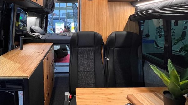 Uchwyty Elesa+Ganter w meblach Red Rocket