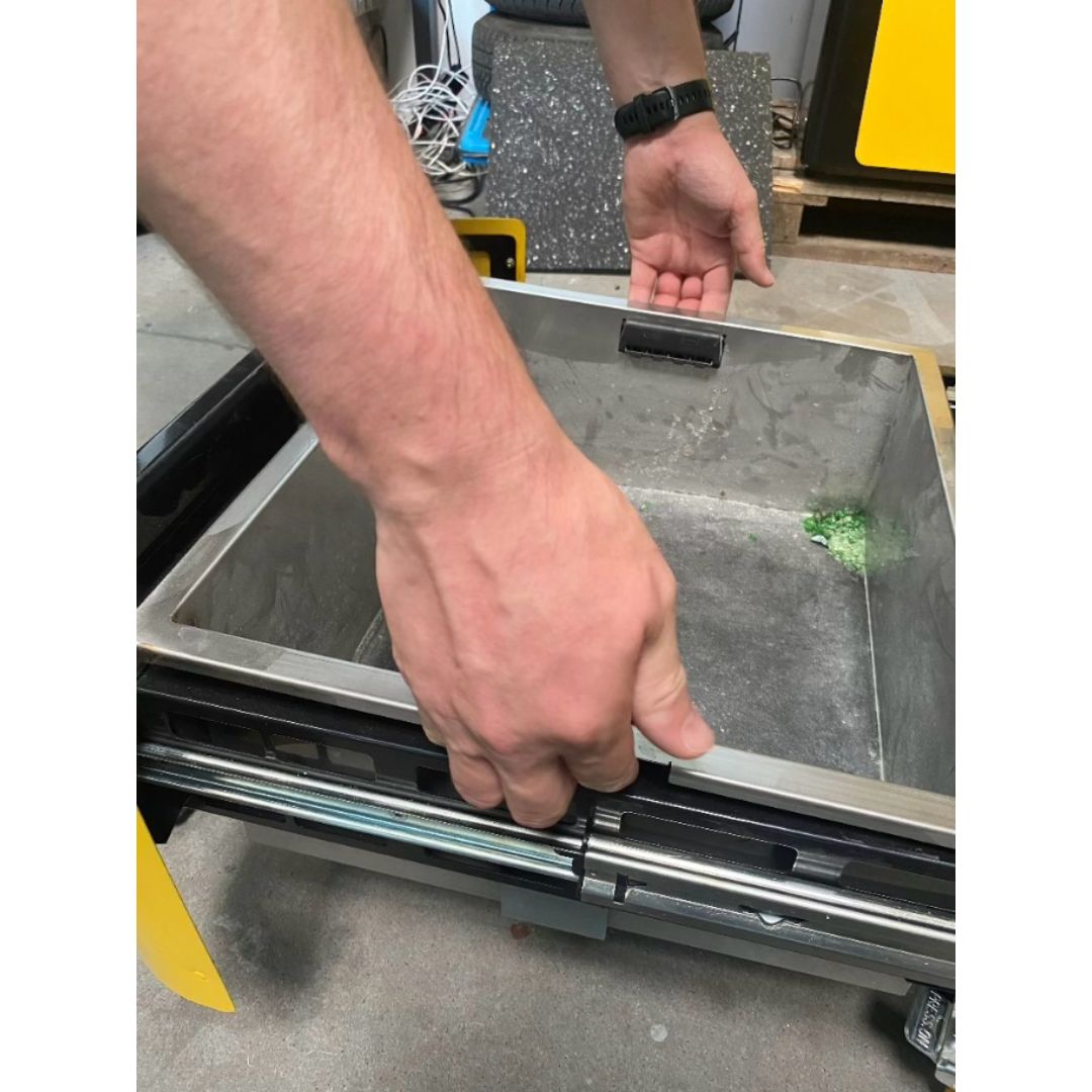 Rys. 4 Uchwyty kasetowe PR w szufladzie do pokruszonego szkła Uchwyty kasetowe PR w szufladzie do pokruszonego szkła